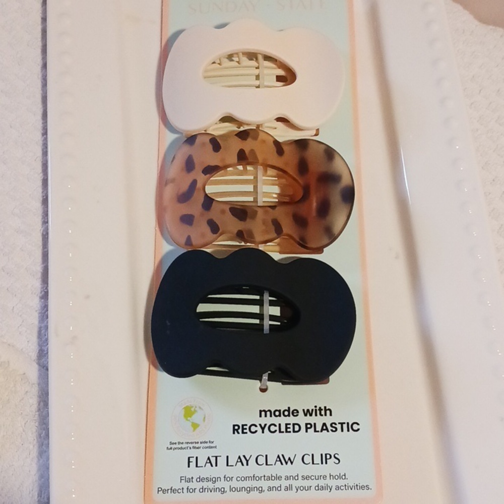 Awesome!  SINCERELY JULES ⚜️ Lay Flat Claw Hair Clips Cream Tortois and Black